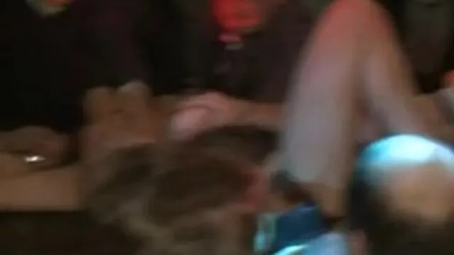 Sarışın kadının anal fisting sikiş
