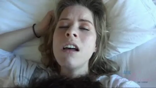 Lilly Ford ve Lilly Lit'in Küçük Göğüslü Seks Sahnesi