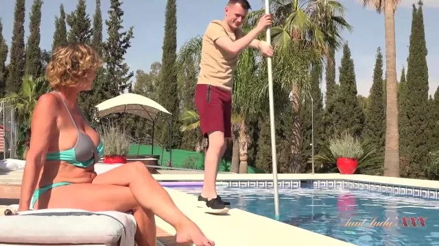 Sarışın olgun kadının gerçekçi mastürbasyonu ve sikiş